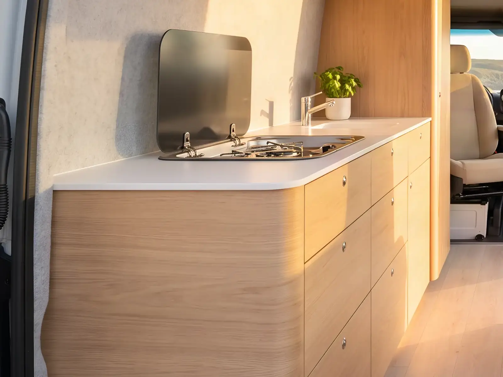 Cuisine de fourgon aménagé avec plan de travail en bois et rangements